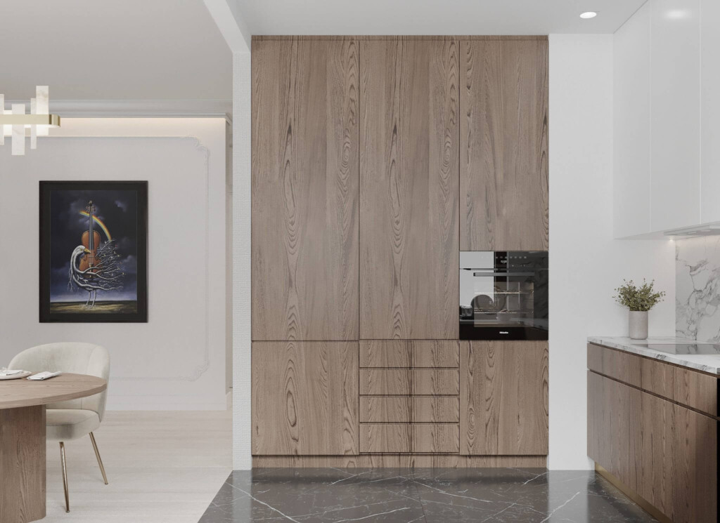 Kuchnia 5m2 z wysoką zabudową do sufitu, fronty w kolorze drewna i ukryte przechowywanie