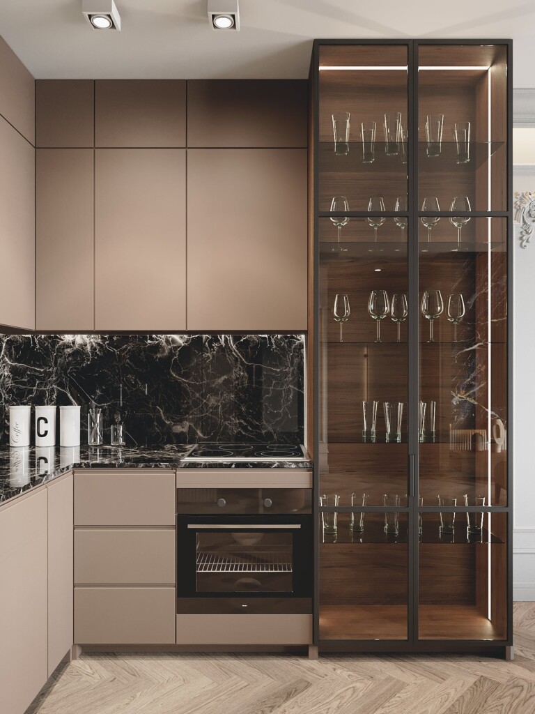 Kuchnia w bloku otwarta na salon, wysoka zabudowa w beżu z witryną na szkło i ciemnym marmurem