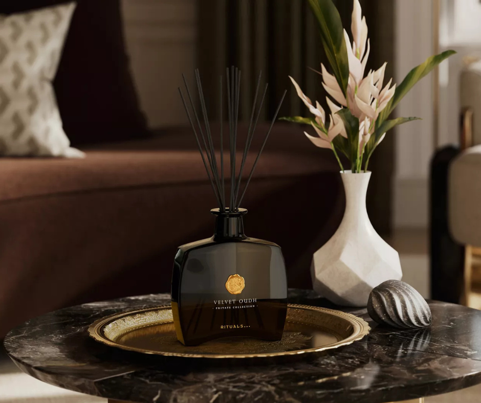 Prezent dla projektanta wnętrz – eleganckie patyczki zapachowe Rituals do pracowni