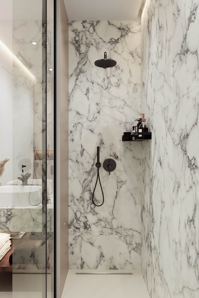 Projekt łazienki 4m2 w bloku z prysznicem wykończonym płytkami imitującymi marmur