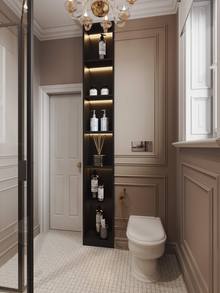 Projekt łazienki 5m2 w stylu klasycznym z podświetlaną wnęką na kosmetyki, sztukaterią na ścianach i złotą armaturą przy WC