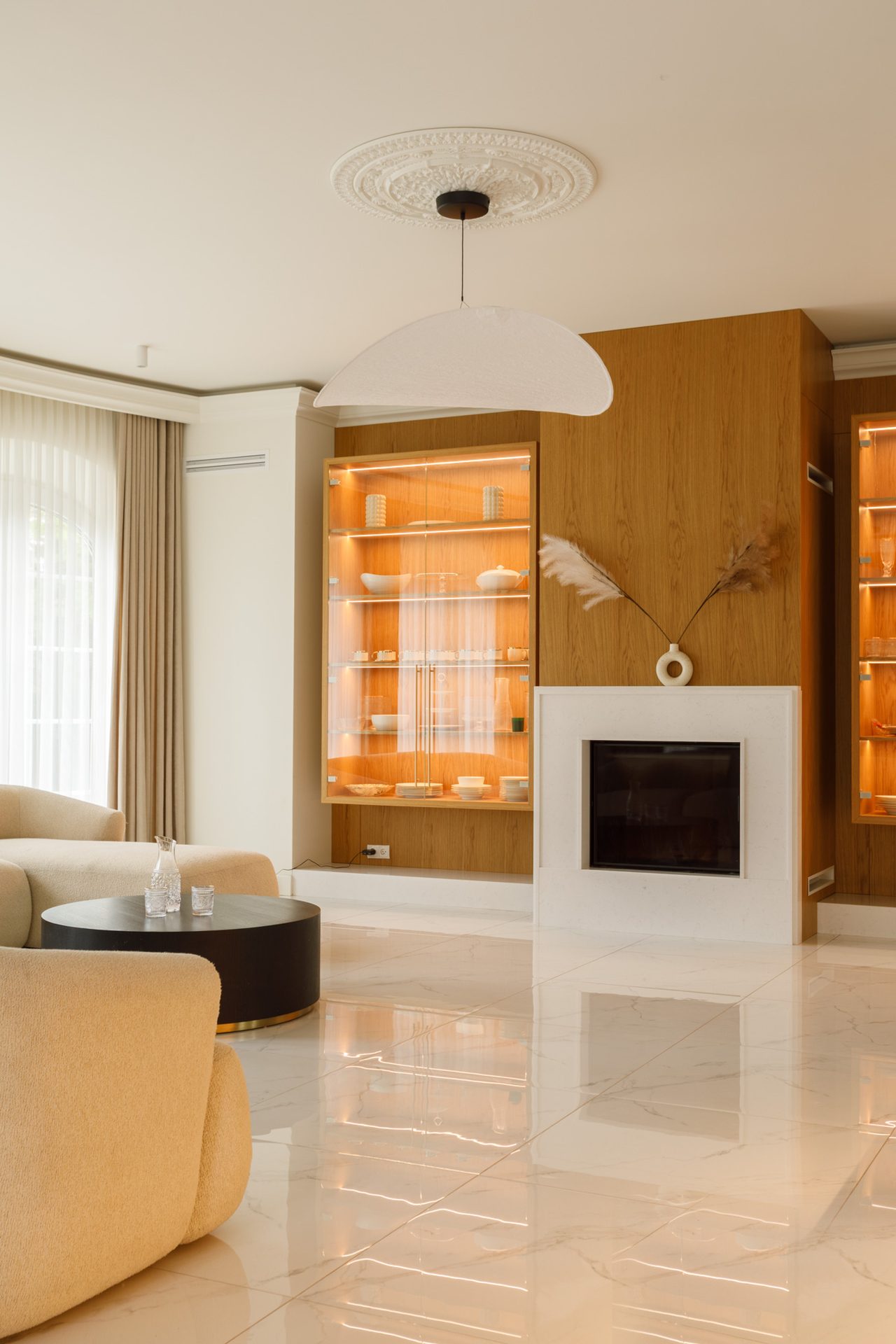 Cena projektu wnętrza mieszkania - jasna realizacja apartamentu Golden Room z zabudową i detalem premium