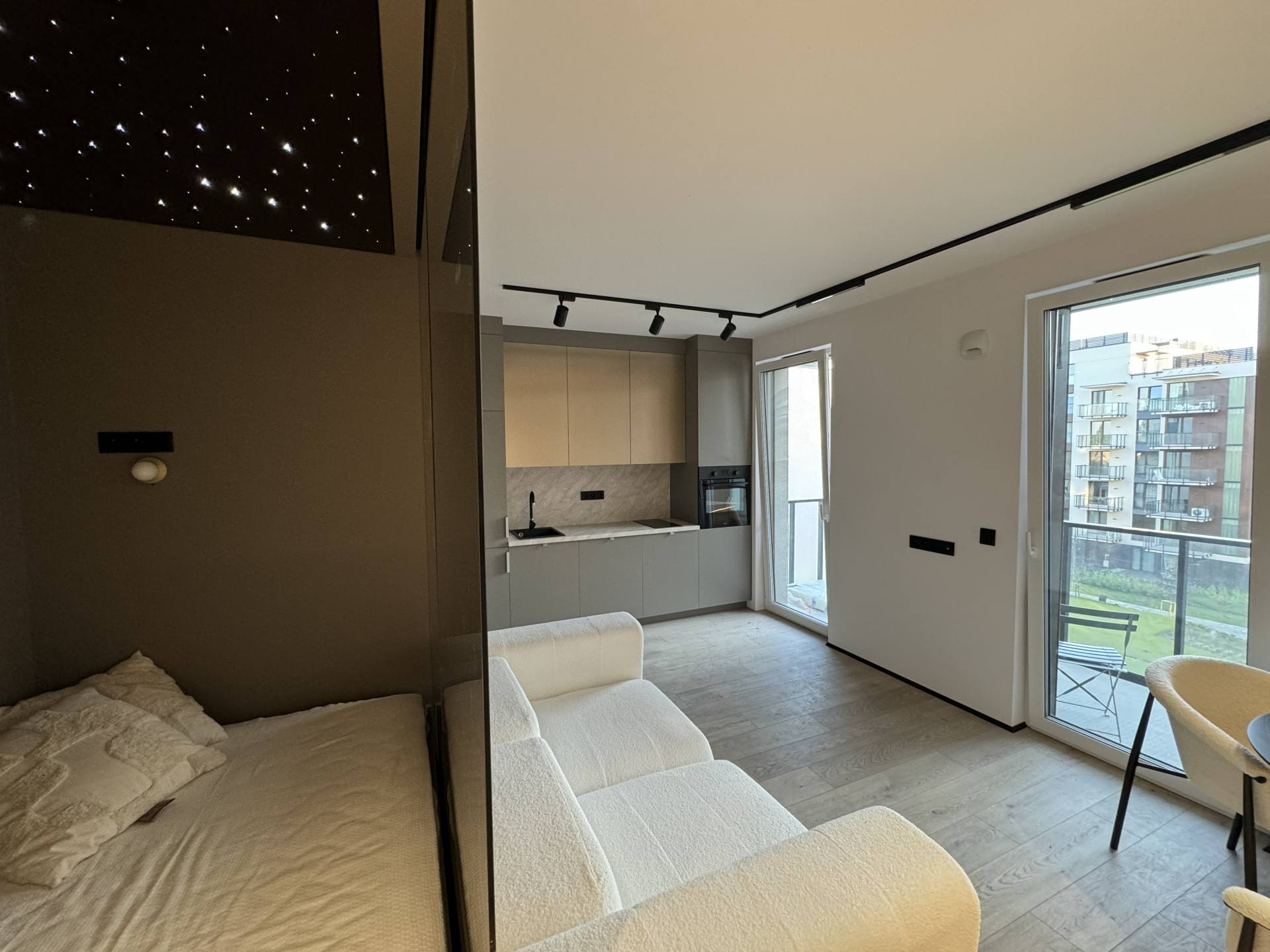 Projekt indywidualny wnętrza premium - elegancki salon z detalami, zabudową i oświetleniem Golden Room