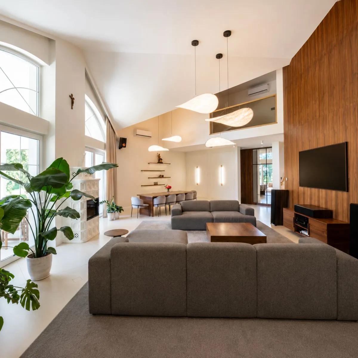 Zrealizowany salon w domu zaprojektowanym przez Golden Room, pokazujący efekt gotowego wnętrza