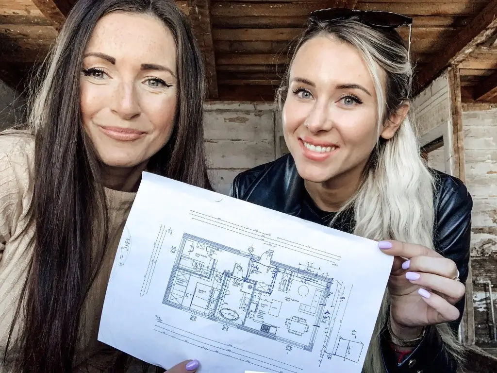 Projektantki Golden Room analizujące układ mieszkania i omawiające decyzje projektowe