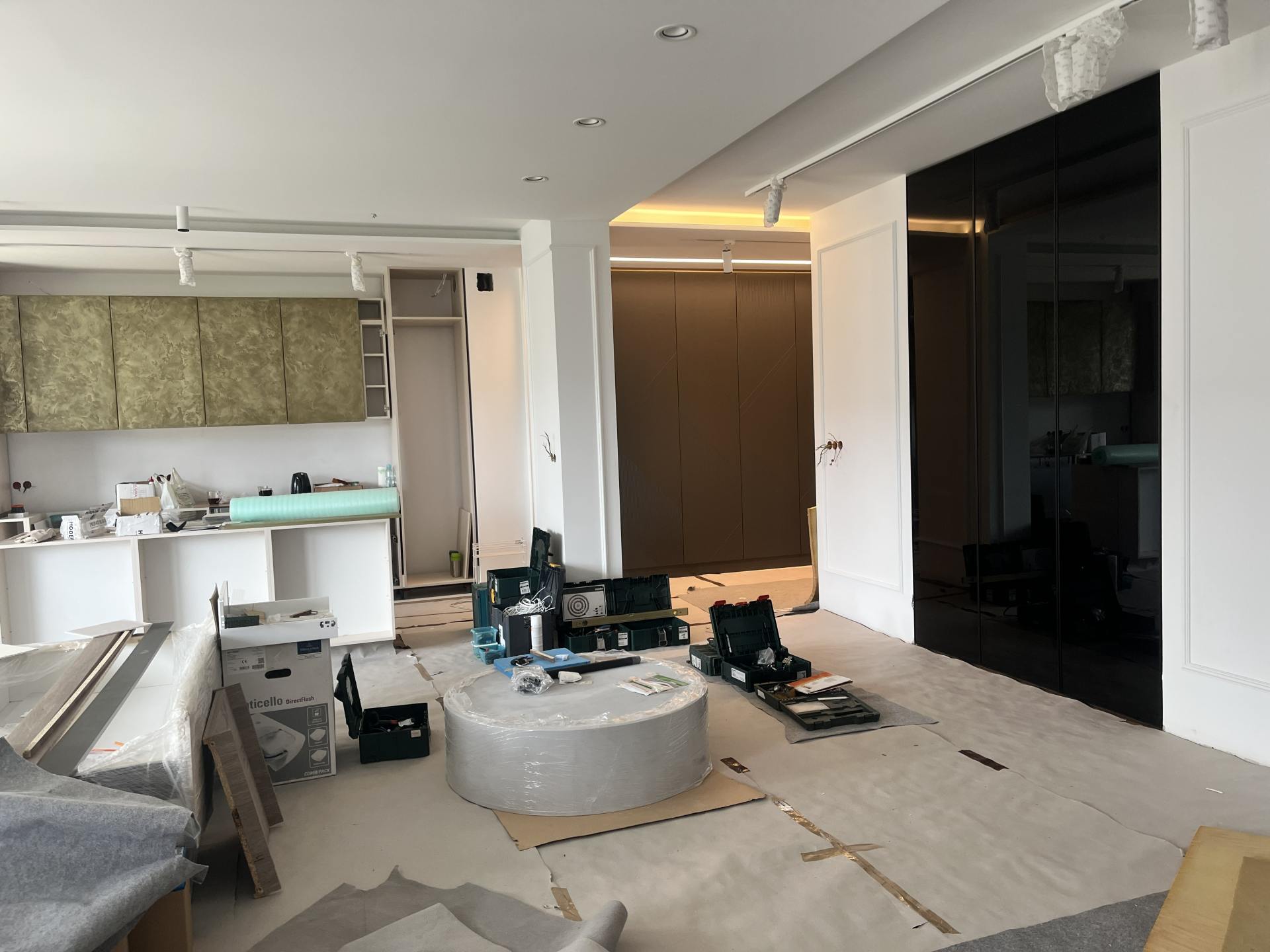 Proces realizacji apartamentu 130 m2 Kardamon – złoty front kuchni na zamówienie, witryna salonu i detal premium przeniesiony z projektu do wykonania