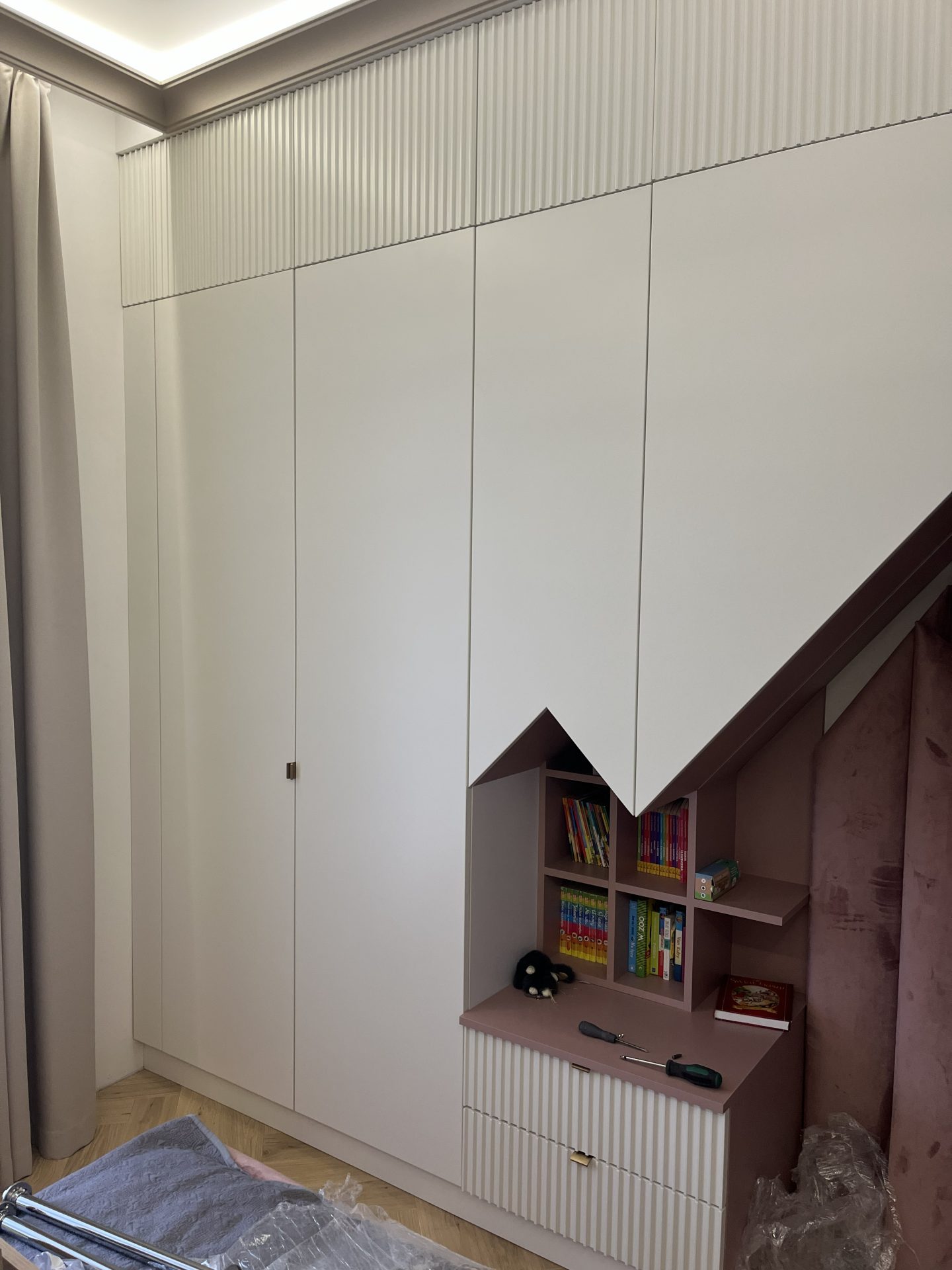 dobry architekt wnętrz przewiduje detale zabudowy na wymiar, które muszą być czytelne dla wykonawcy