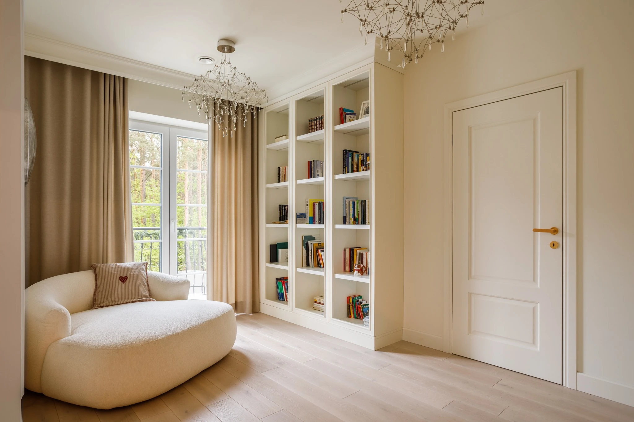 Współpraca z wykonawcami wnętrz premium Golden Room - elegancka czytelnia z zabudową stolarską