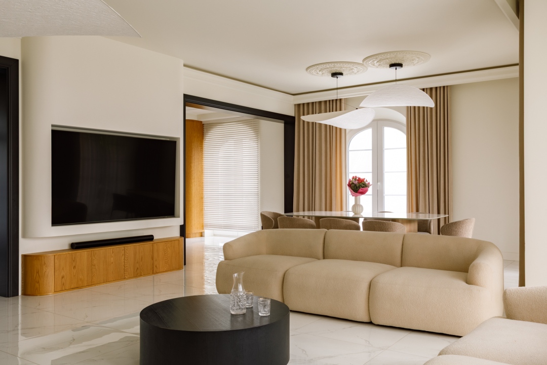 Projekt wnętrza willi Bydgoszcz - salon z kominkiem Golden Room Projekt wnętrza willi Bydgoszcz - salon z kominkiem, zabudową i spokojną strefą dzienną