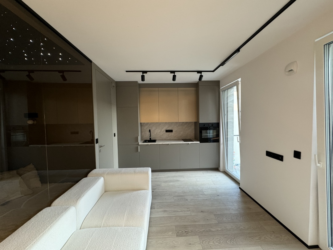 Projekt mieszkania 30 m2 na Bulwarach Praskich - kuchnia, salon i sypialnia za dymionym szkłem